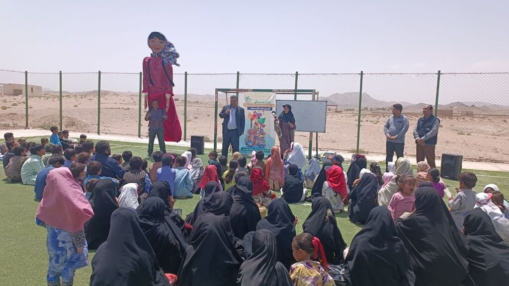 1300304 «کتابخانه سیار» کانون سیستان و بلوچستان مهمان بچههای شهداد آباد در روز جهانی خودش