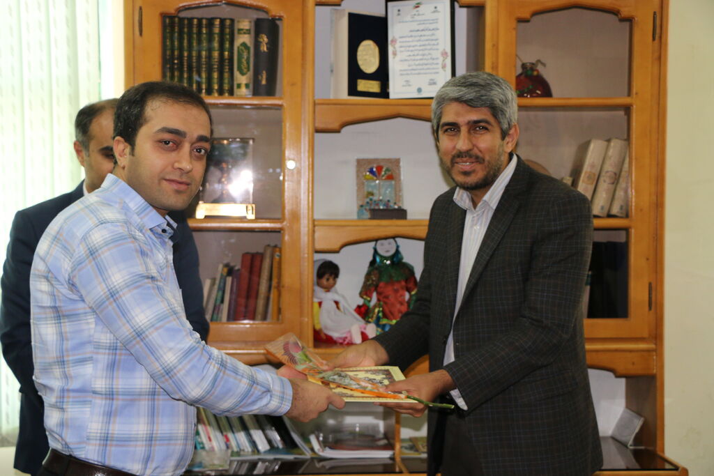 1300625 گرامیداشت روز کتابخانههای سیار در کانون فارس با تجلیل از مربیان سختکوش