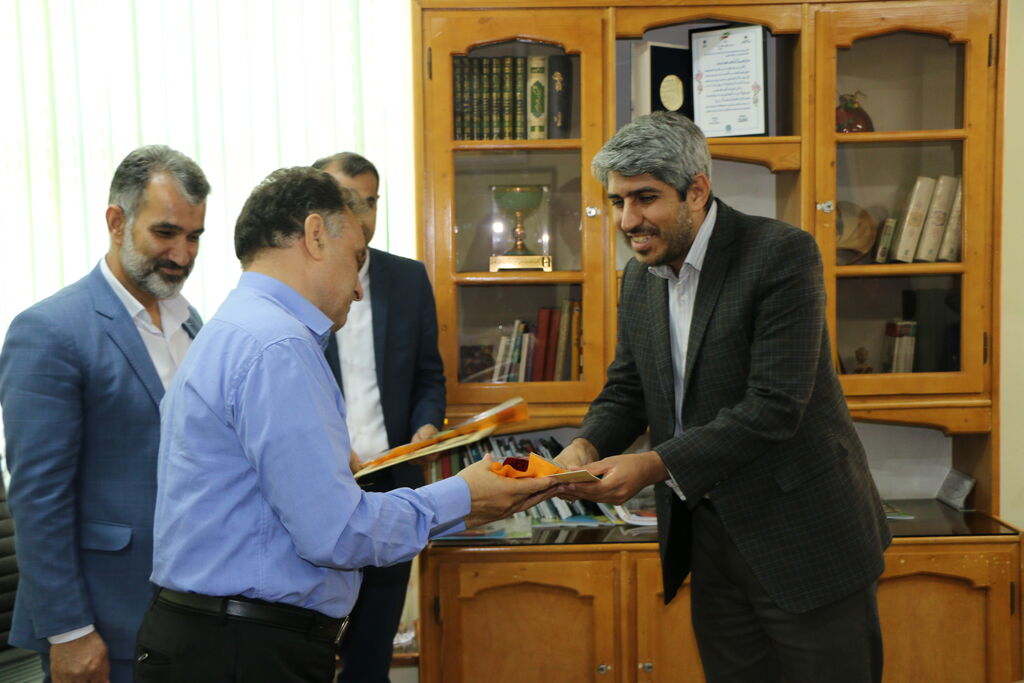 1300627 گرامیداشت روز کتابخانههای سیار در کانون فارس با تجلیل از مربیان سختکوش