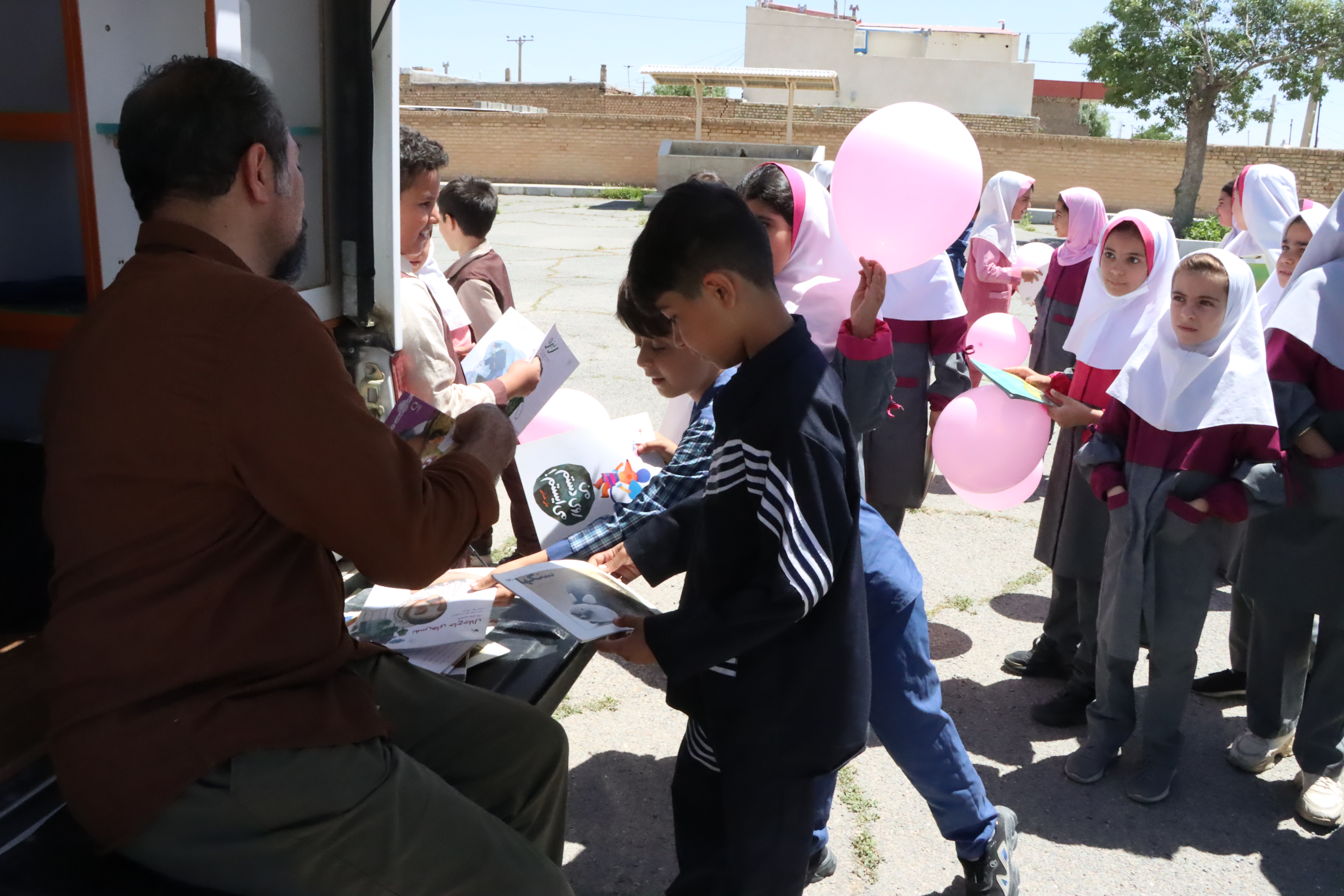 ویژه برنامه گرامیداشت روز جهانی کتابخانه‌های سیار در استان مرکزی