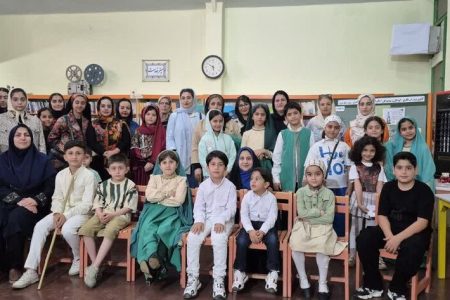 دورهمی شاهنامه‌خوانان کوچک و بزرگ به مناسبت روز بزرگداشت فردوسی در کرج