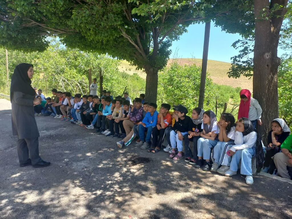 1300741 پیک امید سنقر به مناسبت روز جهانی کتابخانههای سیار به روستای "باوله" رفت