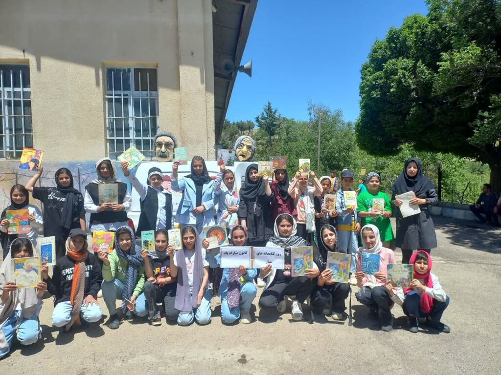 1300742 پیک امید سنقر به مناسبت روز جهانی کتابخانههای سیار به روستای "باوله" رفت