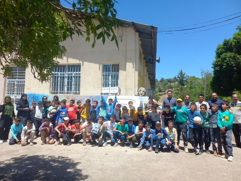 1300743 پیک امید سنقر به مناسبت روز جهانی کتابخانههای سیار به روستای "باوله" رفت