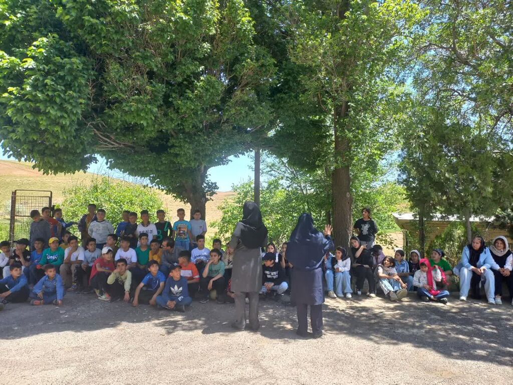 1300744 پیک امید سنقر به مناسبت روز جهانی کتابخانههای سیار به روستای "باوله" رفت