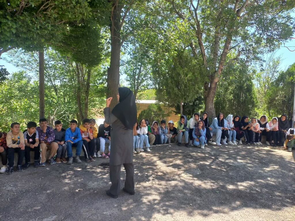 1300745 پیک امید سنقر به مناسبت روز جهانی کتابخانههای سیار به روستای "باوله" رفت