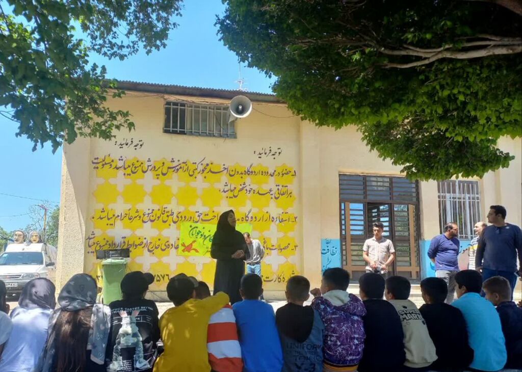 1300746 پیک امید سنقر به مناسبت روز جهانی کتابخانههای سیار به روستای "باوله" رفت