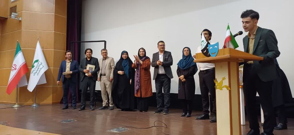 1300915 کتابخانههای سیار پیامآوران روشنایی، دانایی و امید هستند