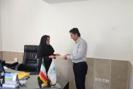 تجلیل معاون فرهنگی کانون کشور و مدیر کل کانون استان از مربی سیار کانون البرز