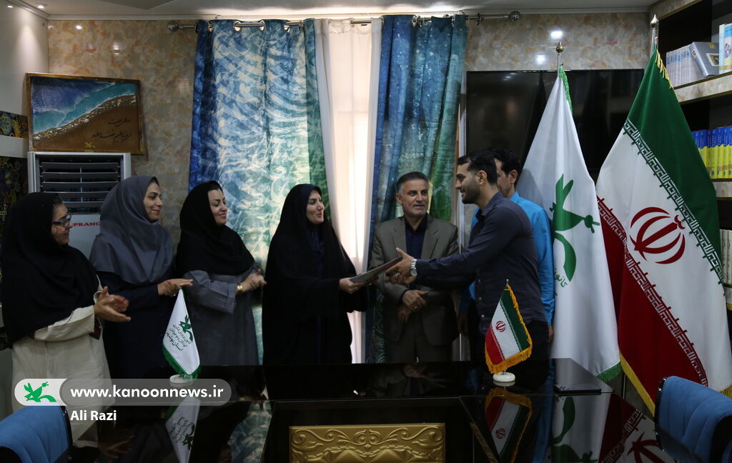 1301049 تقدیر مدیرکل کانون استان بوشهر از مربیان کتابخانههای سیار استان