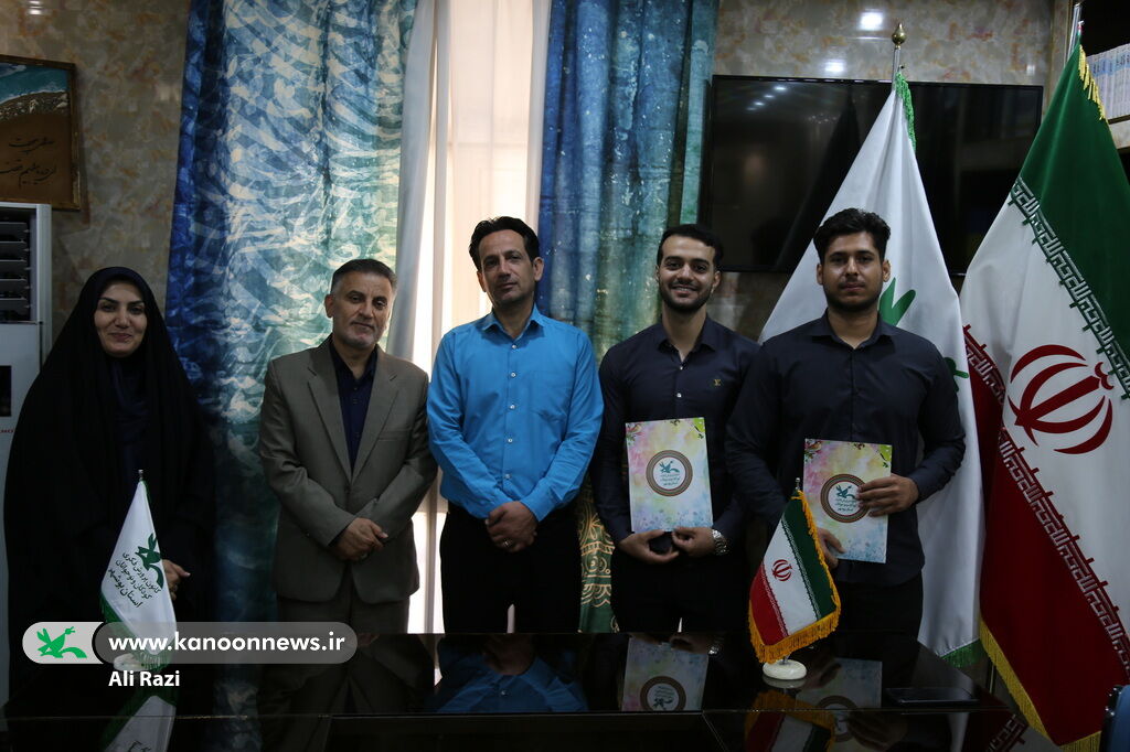 1301050 تقدیر مدیرکل کانون استان بوشهر از مربیان کتابخانههای سیار استان