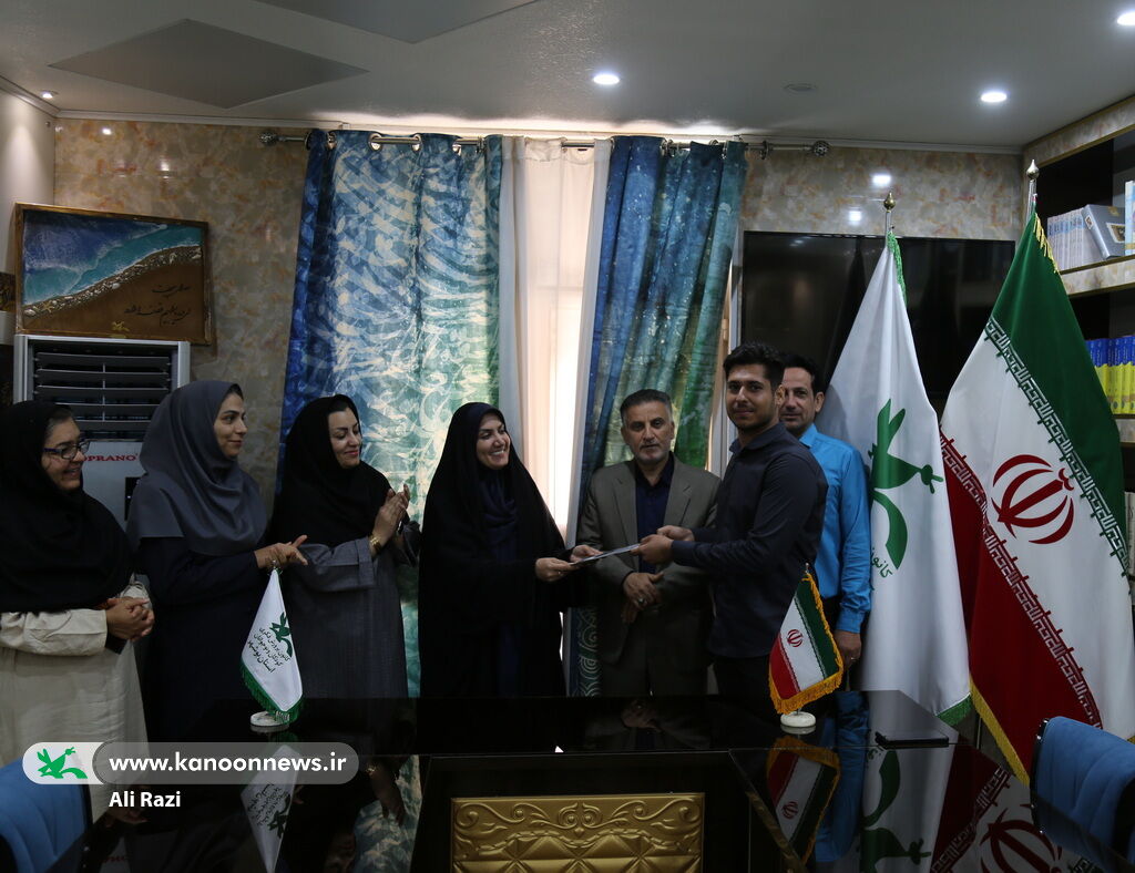 1301052 تقدیر مدیرکل کانون استان بوشهر از مربیان کتابخانههای سیار استان