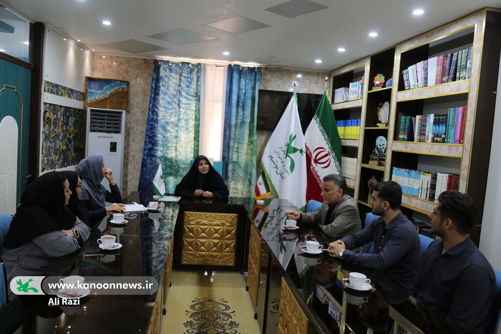 1301053 تقدیر مدیرکل کانون استان بوشهر از مربیان کتابخانههای سیار استان