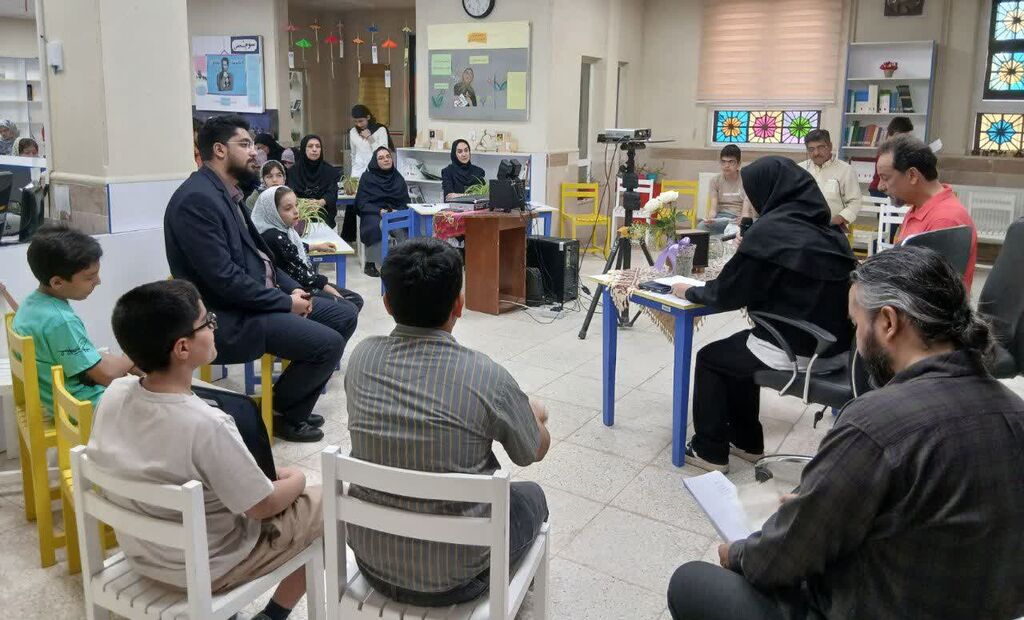 1301071 نشست ادبی «رونویسی از بهار» در مرکز شماره ۱۰ مشهد