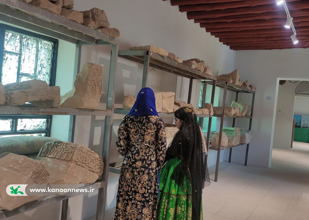 1301254 در روز جهانی موزه ها اعضا کانون به موزه محلی سیراف رفتند