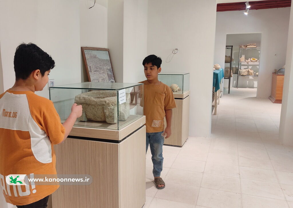 1301260 در روز جهانی موزه ها اعضا کانون به موزه محلی سیراف رفتند