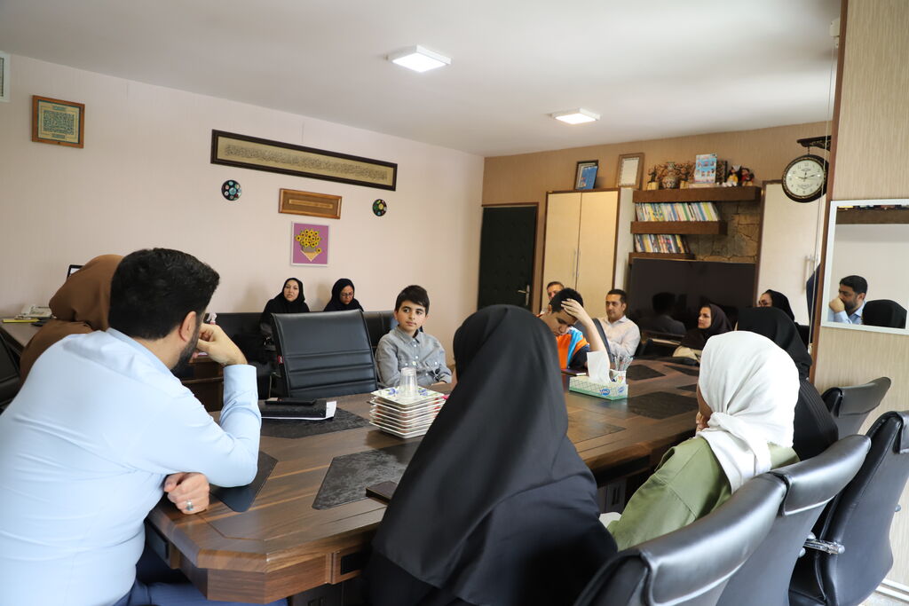 1301267 نشست مدیرکل کانون قزوین با کانونیاران و اعضای شورای نوجوان استان