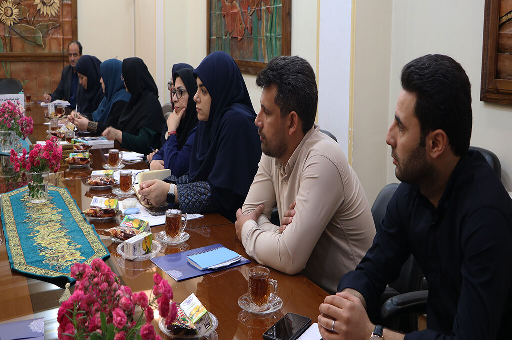 1301295 نقش مربیان مراکز سیار در تحقق عدالت فرهنگی و آموزشی بیبدیل است