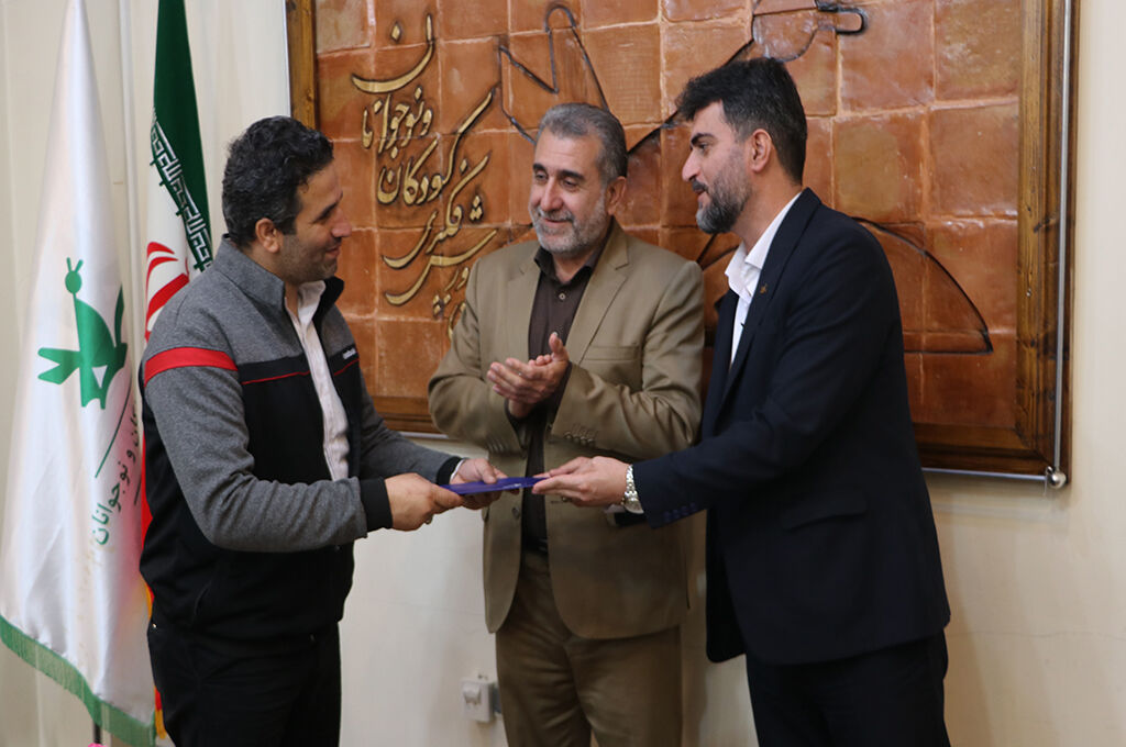 1301300 نقش مربیان مراکز سیار در تحقق عدالت فرهنگی و آموزشی بیبدیل است