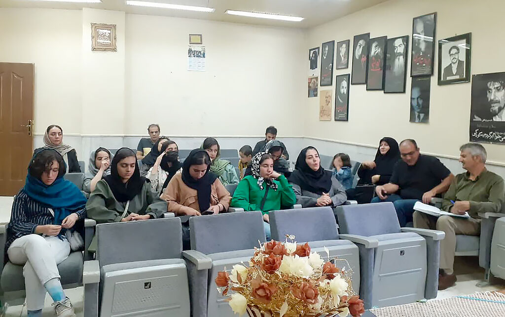 اعضای کتاب‌بال کانون بروجن، گلستان‌خوانی کردند