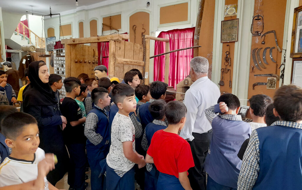 1301321 اعضای مرکز فرخشهر از موزه بازدید کردند