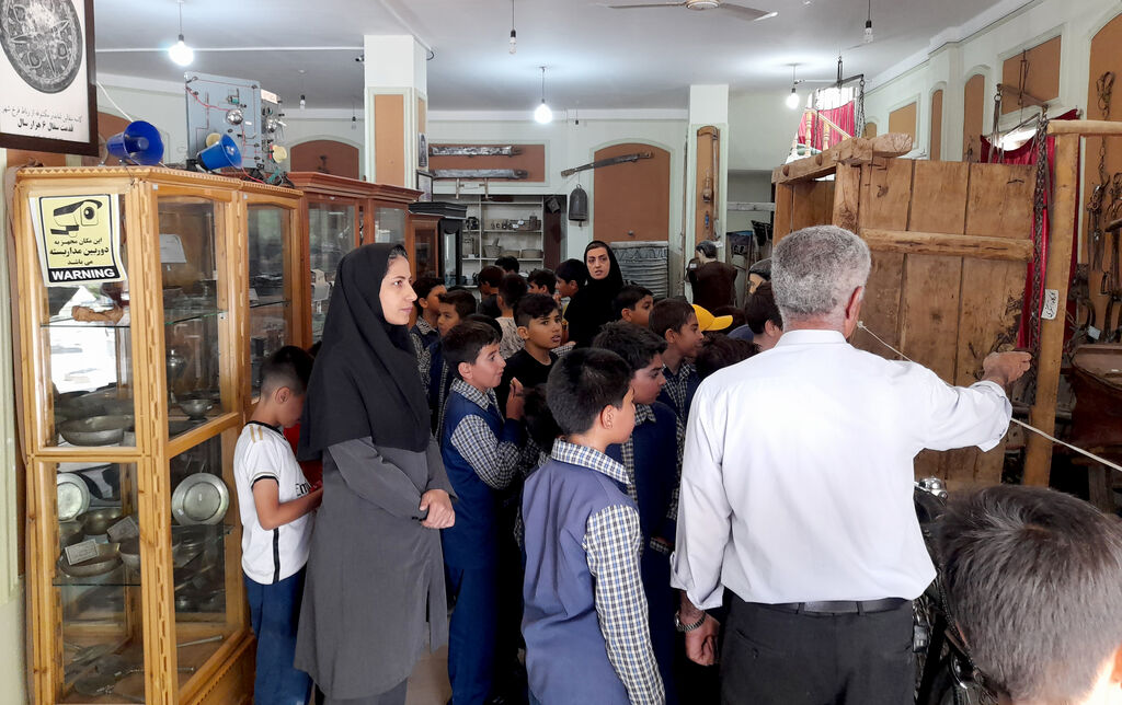 1301322 اعضای مرکز فرخشهر از موزه بازدید کردند