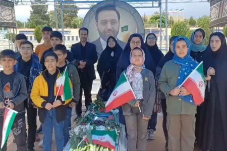 اجرای سرود شهید جمهور در مزار شهید مالک رحمتی در مراغه