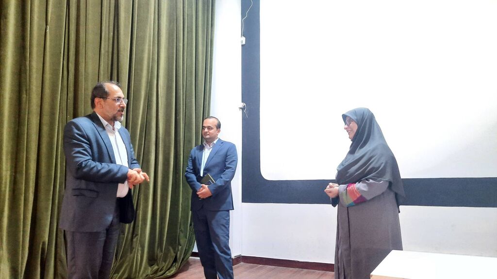 1301541 حمایت فرماندار تنکابن از توسعه فعالیتهای فرهنگی کودکان و نوجوانان