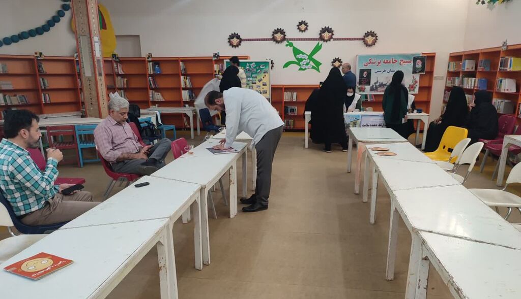 1301546 ویزیت اهالی مناطق کمبرخوردار در مرکز هرسین بهمناسبت سالگرد شهدای خدمت