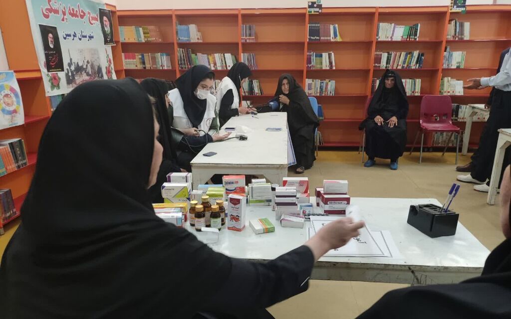 1301548 ویزیت اهالی مناطق کمبرخوردار در مرکز هرسین بهمناسبت سالگرد شهدای خدمت