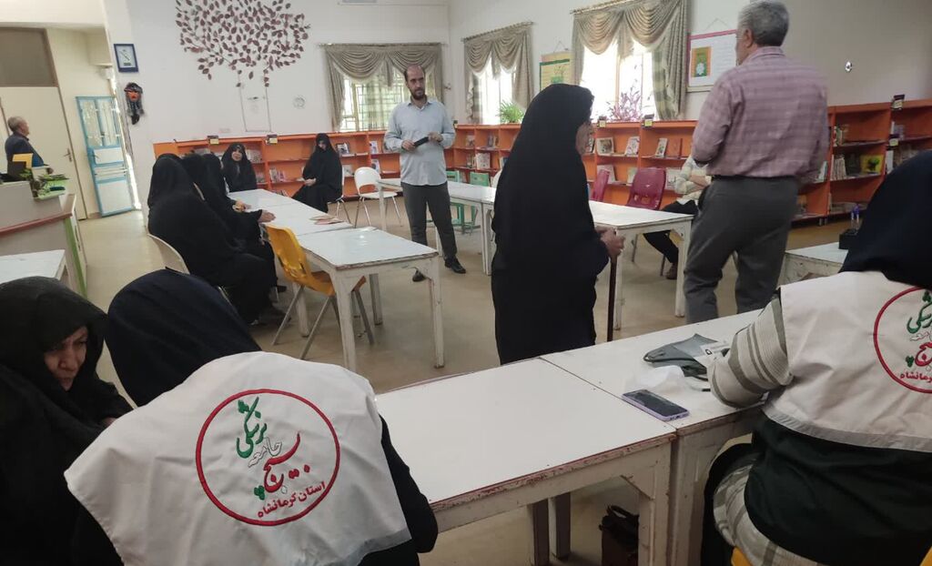 1301549 ویزیت اهالی مناطق کمبرخوردار در مرکز هرسین بهمناسبت سالگرد شهدای خدمت