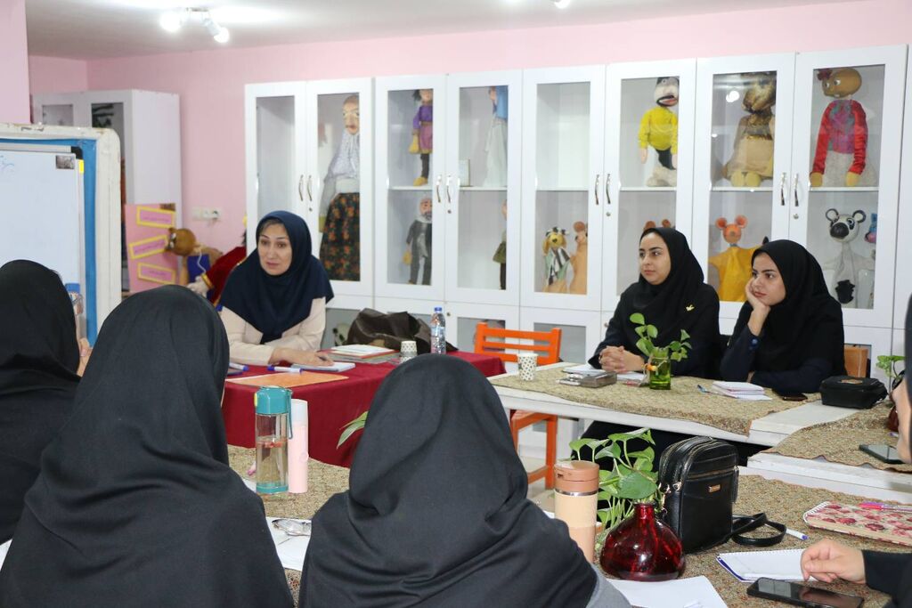 1301675 کارگاه «بازیهای ادبی» برای مربیان آفرینشهای ادبی فارس برگزار شد