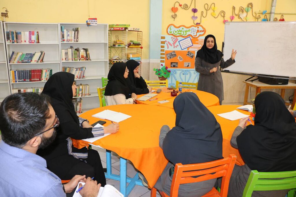 1301845-2 «دید ادبی» کلید خلق آثار شاعرانه برای کودکان و نوجوانان