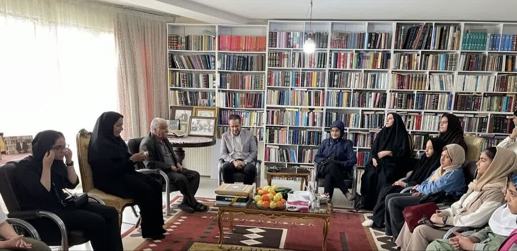 1302060 دیدار اعضای کانون کرمانشاه با پژوهشگر و نویسنده تاریخپژوه