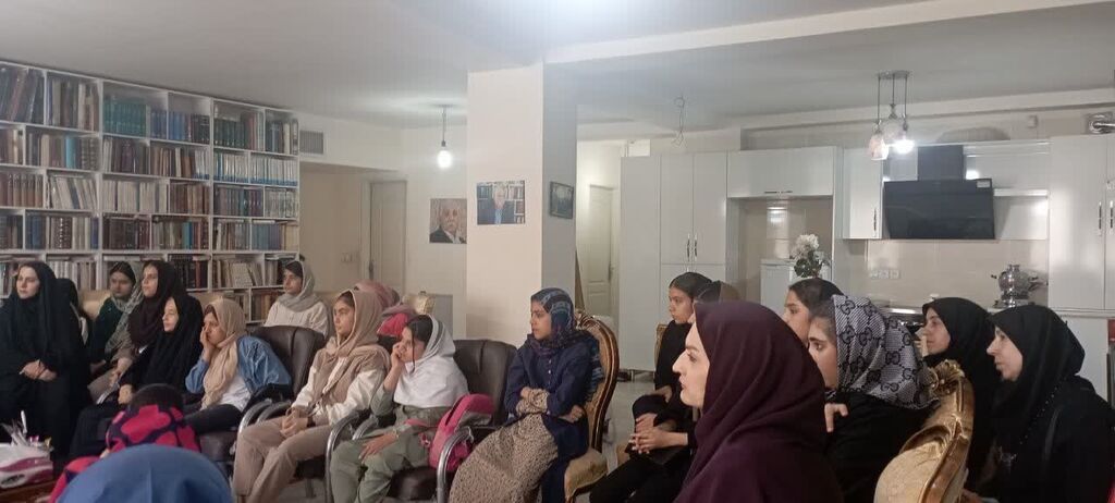 1302063 دیدار اعضای کانون کرمانشاه با پژوهشگر و نویسنده تاریخپژوه