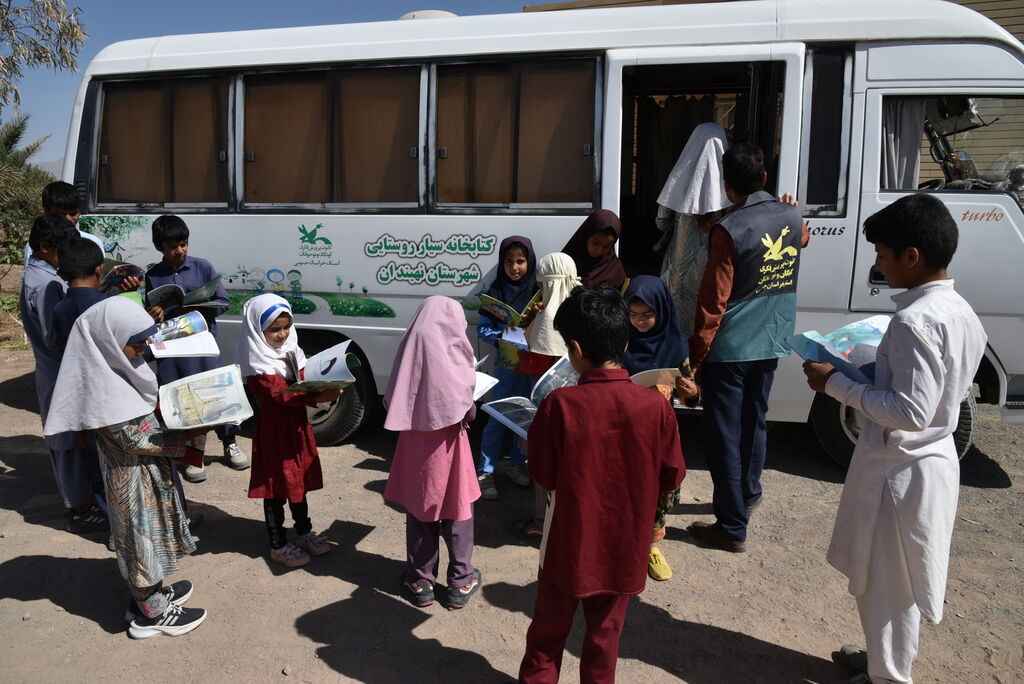 چرخ‌های کتاب‌خانه‌های سیار کانون برای کودکان روستا می‌چرخد