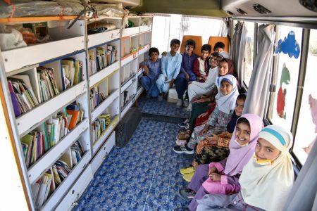 چرخ‌های کتاب‌خانه‌های سیار کانون برای کودکان روستا می‌چرخد