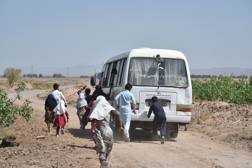 چرخ‌های کتاب‌خانه‌های سیار کانون برای کودکان روستا می‌چرخد