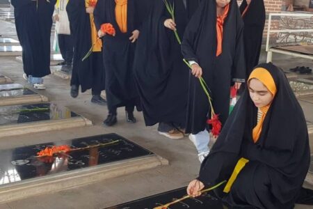 اجرای سرود شهید جمهور بر مزار شهید آیت الله آل هاشم