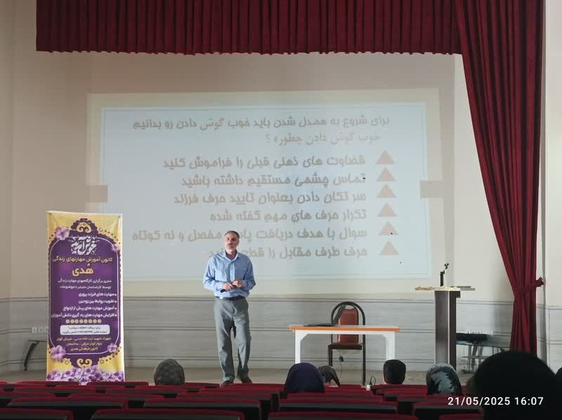 ششمین کارگاه نماد در مجتمع شهید مدنی برای والدین برگزار شد