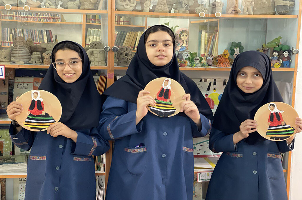 کارگاه آموزشی آشنایی با لباس‌های محلی بانوان گیلانی در کانون انزلی