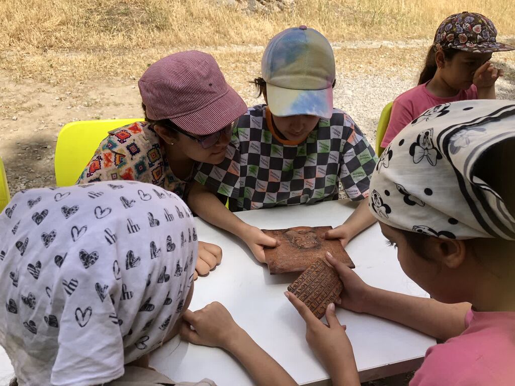 کارگاه باستان‌شناسان کوچک "از کتیبه تا کتاب" در بیستون