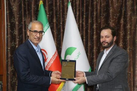 تجلیل از زحمات مدیرکل کانون استان اصفهان