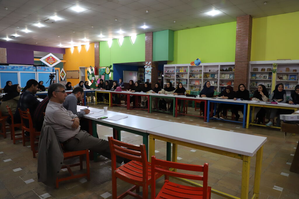 دوره آموزشی «بازی با علم»برای مربیان کانون استان قزوین