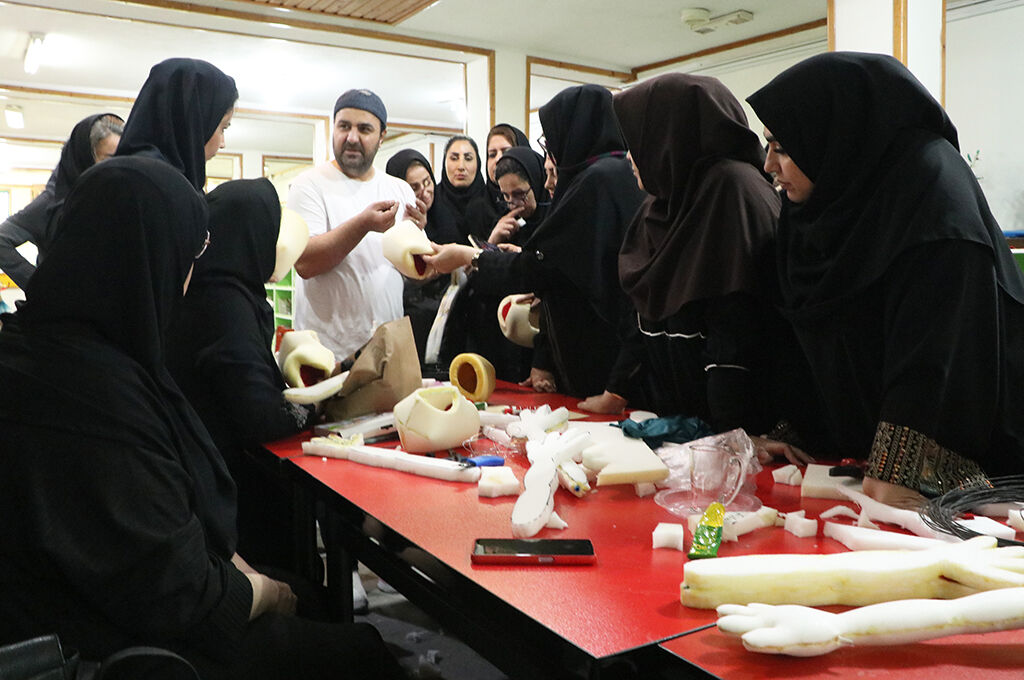 1303337-1 مربیان کانون گیلان در دوره آموزشی عروسکسازی شرکتکردند