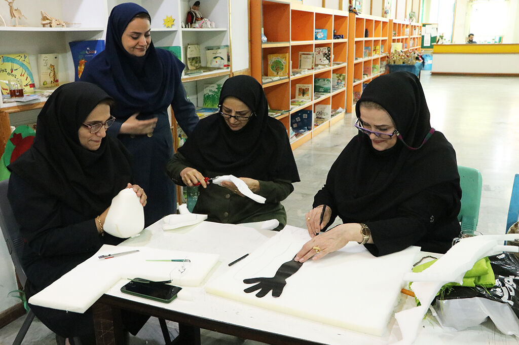 1303340-1 مربیان کانون گیلان در دوره آموزشی عروسکسازی شرکتکردند