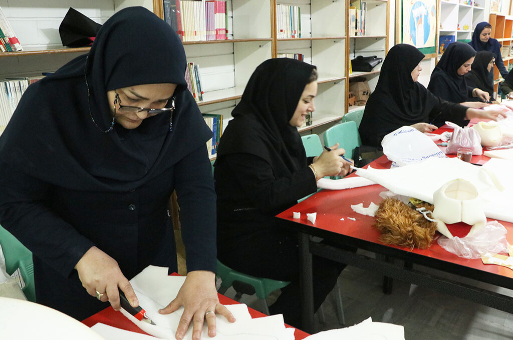 1303341-1 مربیان کانون گیلان در دوره آموزشی عروسکسازی شرکتکردند