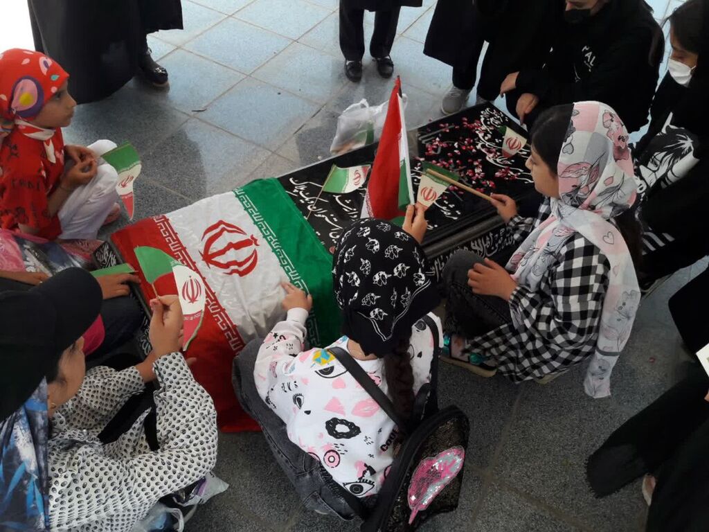 1303351-1 مربی، اعضا و والدین مرکز هوانیروز به زیارت مزار شهدای گمنام رفتند