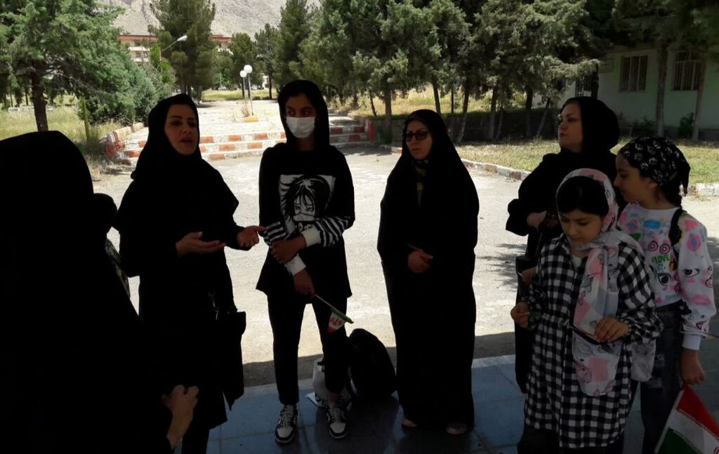 مربی، اعضا و والدین مرکز هوانیروز به زیارت مزار شهدای گمنام رفتند