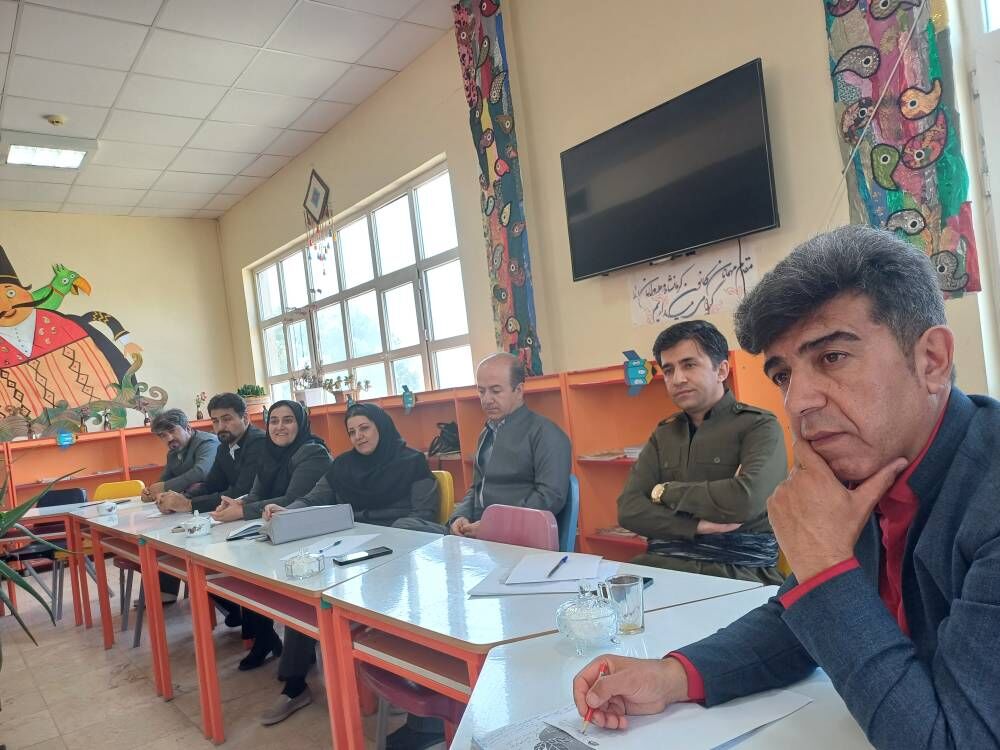 1303604-1 برگزاری هشتمین دوره تخصصی برای مربیان منطقه اورامانات در مرکز روانسر